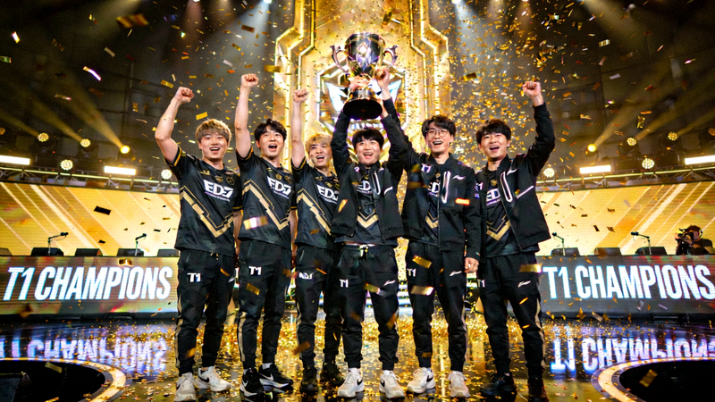 T1战队夺得MSI冠军后庆祝画面 - 选手们举起奖杯，金色雨飘落